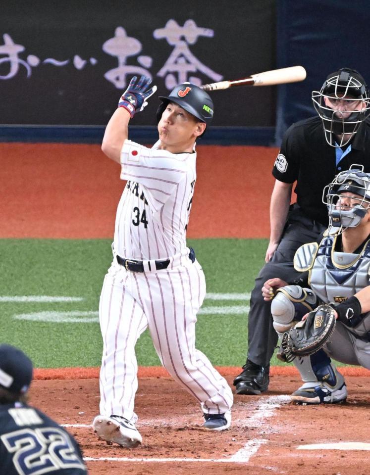 ５回、右翼席にソロ本塁打を放つ吉田