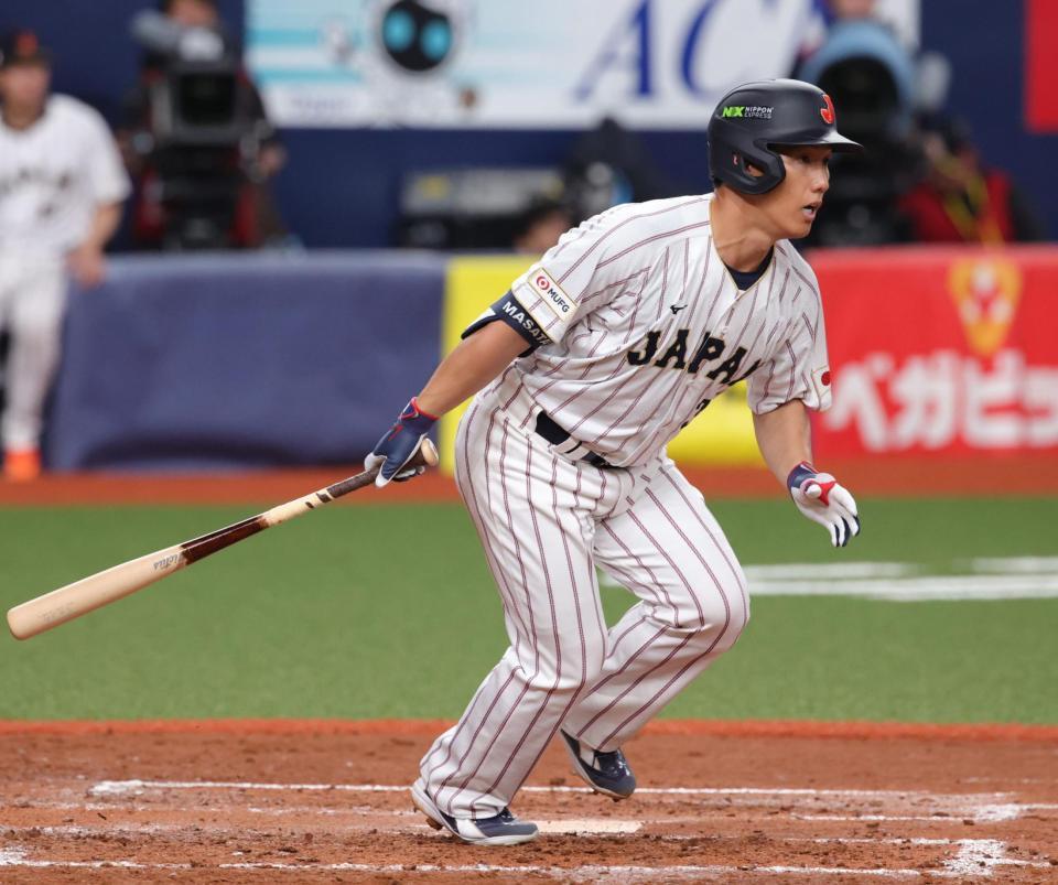 ７回、吉田は左前打を放つ（撮影・坂部計介）