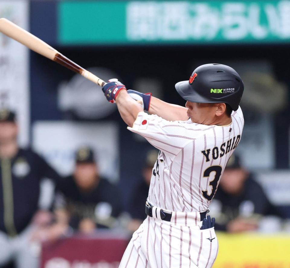 ７回、右前打を放つ吉田（撮影・中田匡峻）