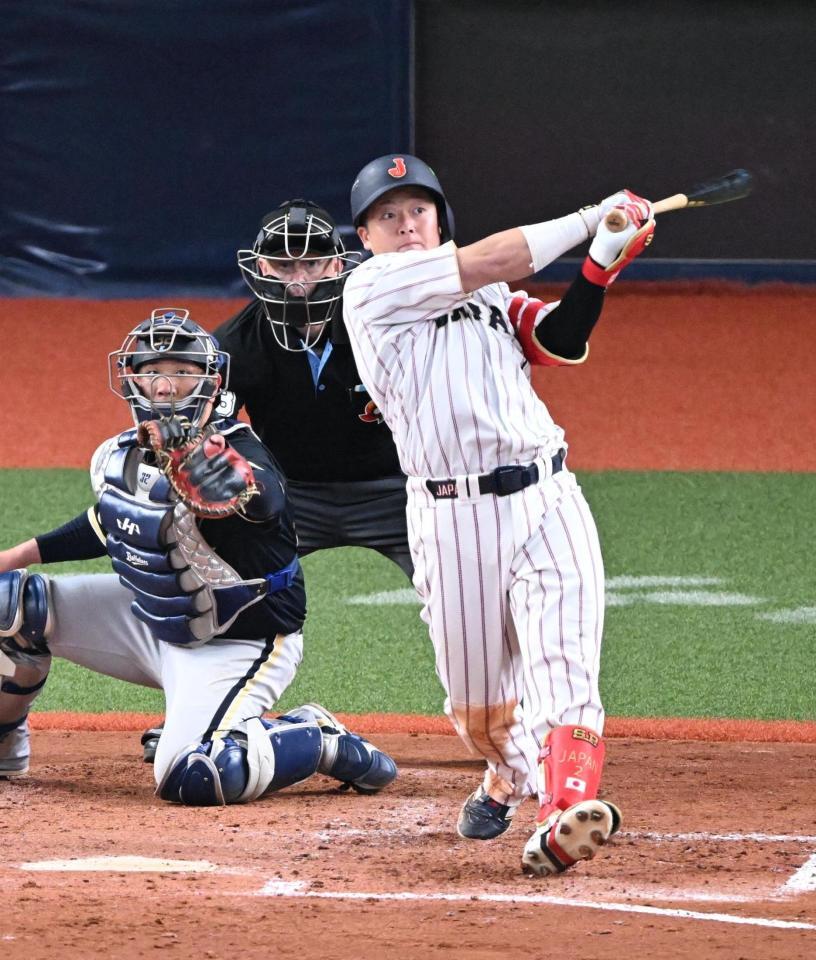 ９回、左翼線へ適時二塁打を放つ牧