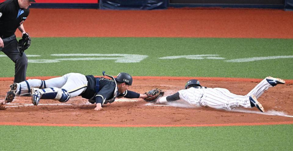 ９回、牧の左翼線適時二塁打でホームを狙うも、一走・仲田（右）