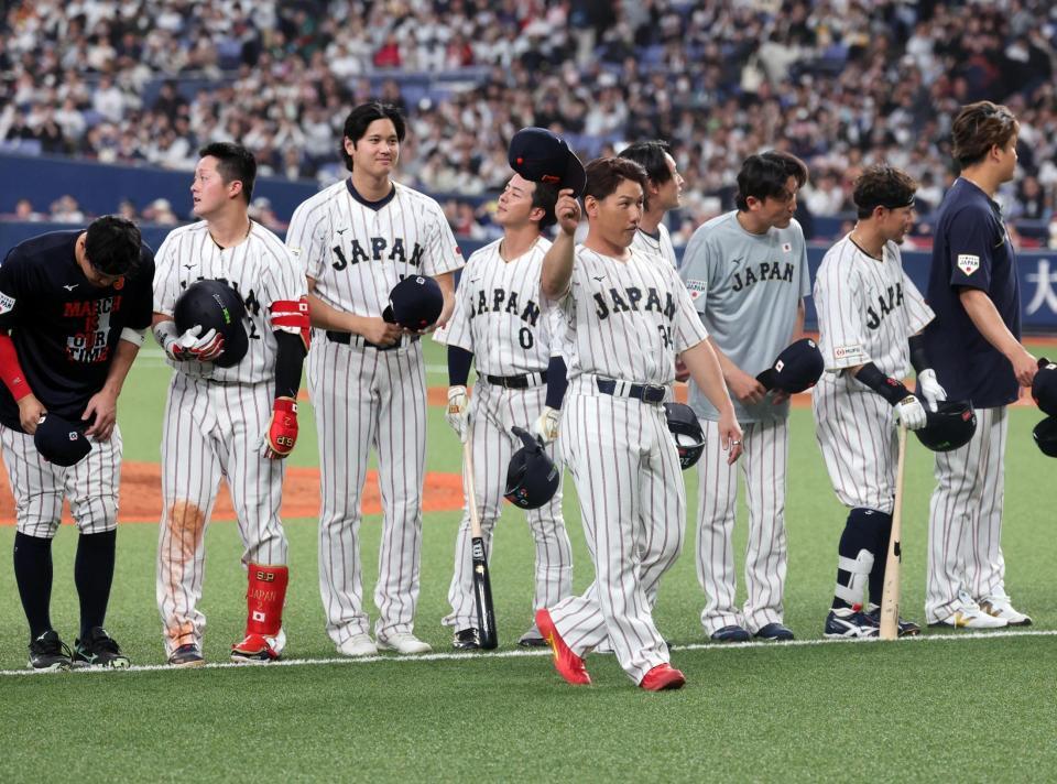 試合が終わり、ファンにあいさつする吉田ら