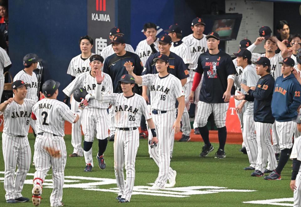 牧らを迎える大谷ら侍ジャパンナイン（撮影・飯室逸平）