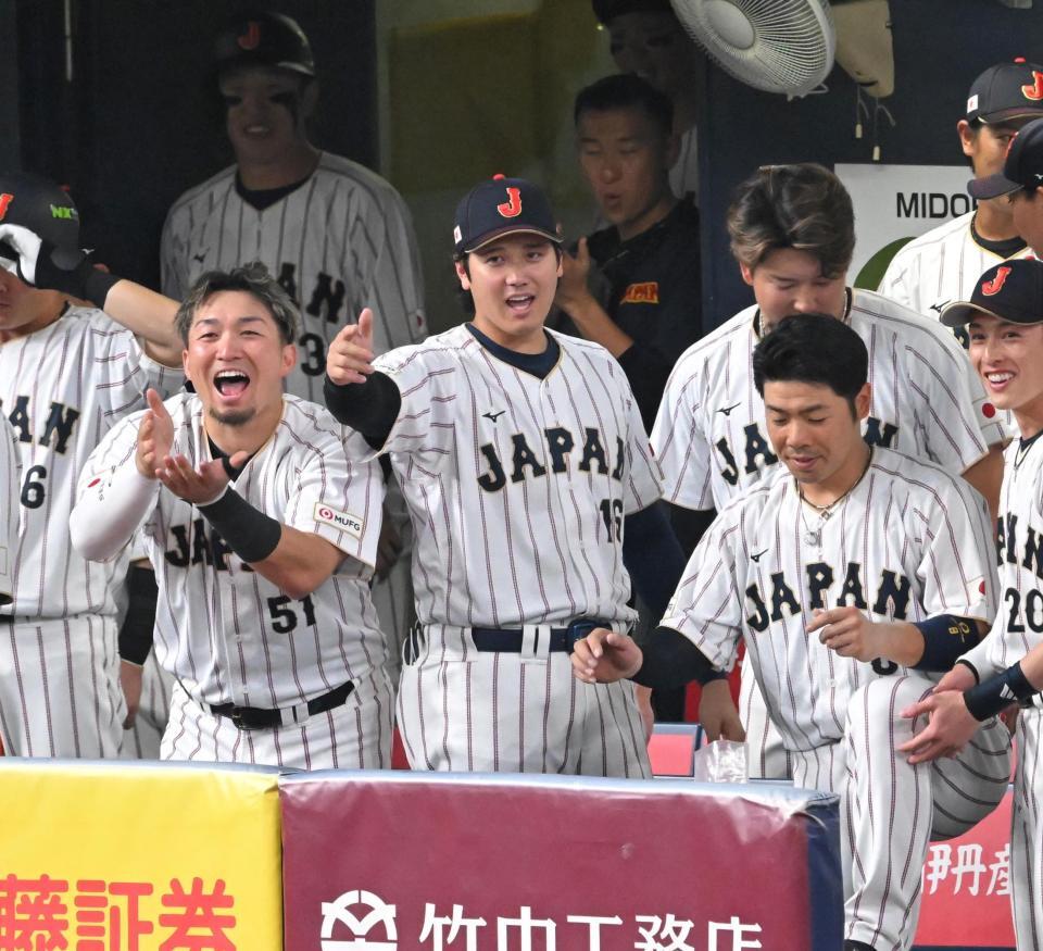 ５回、吉田のソロに沸く（左から）鈴木、大谷ら（撮影・飯室逸平）