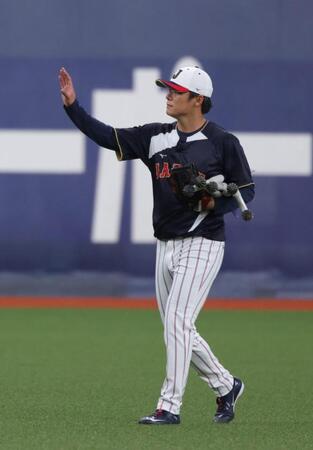 練習を終え、ファンの声援に応えてベンチに下がる山本＝２日