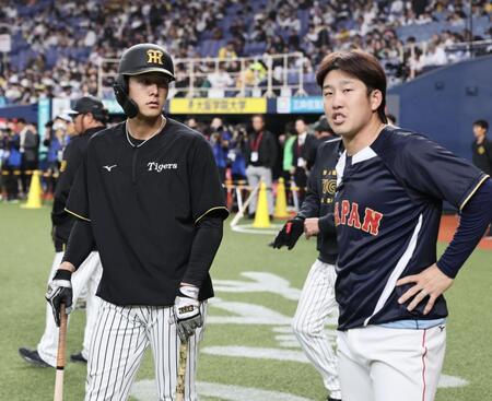 小園（右）と話をする小幡（撮影・田中太一）