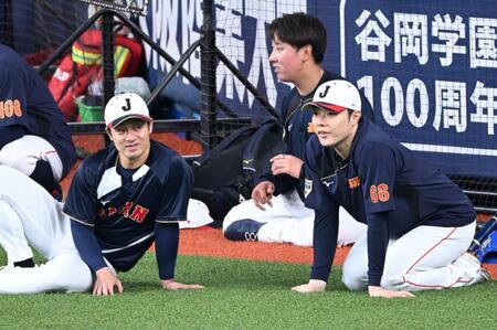 坂本（左）と話し込む松本裕