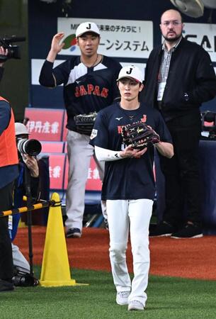 グラウンドに姿を見せる近藤と周東