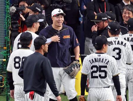 藤川監督ら阪神ナインにあいさつする佐藤輝（撮影・山口登）