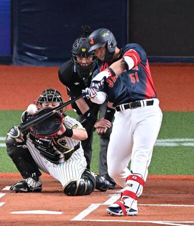 １回、左中間に先制本塁打を放つ鈴木