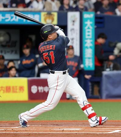 １回、鈴木が先制ソロを放つ