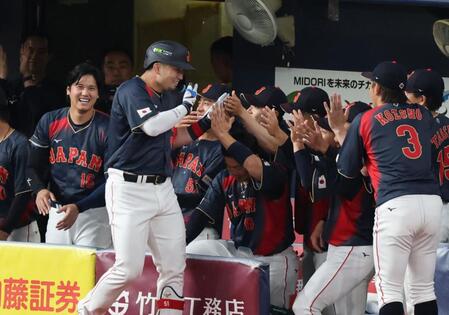 １回、先制ソロを放った鈴木を迎える大谷ら日本代表ナイン（撮影・山口登）