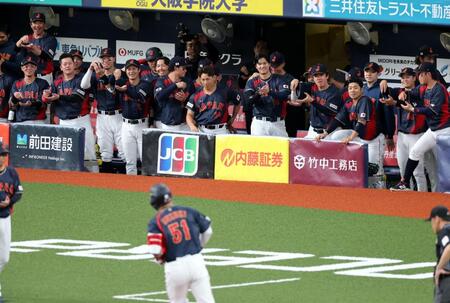 １回、先制ソロを放った鈴木を迎える大谷ら日本代表ナイン（撮影・山口登）