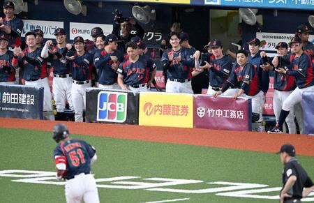 １回、鈴木が先制本塁打を放ち、盛り上がる日本代表ベンチ