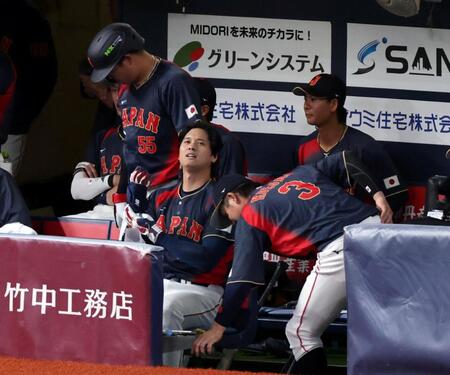 ３回、凡退しベンチに戻る大谷（撮影・山口登）