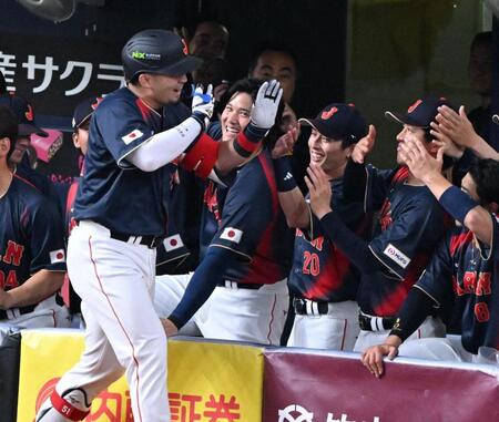 １回、先制本塁打の鈴木に笑顔を見せる大谷ら日本代表の選手たち
