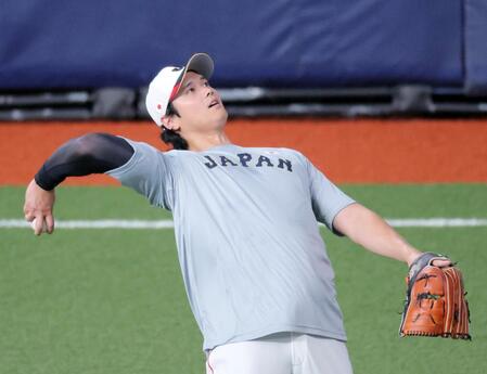 スタンドにボールを投げ込む大谷