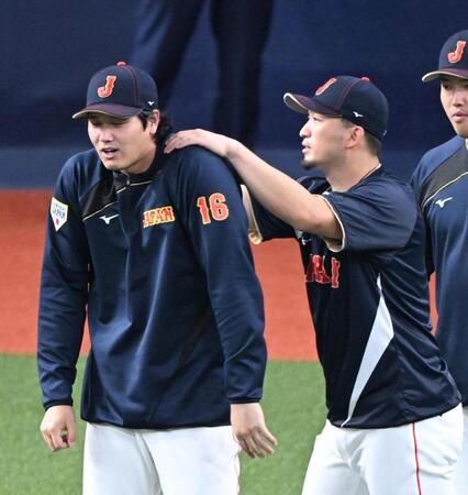 大谷をねぎらう鈴木（右）