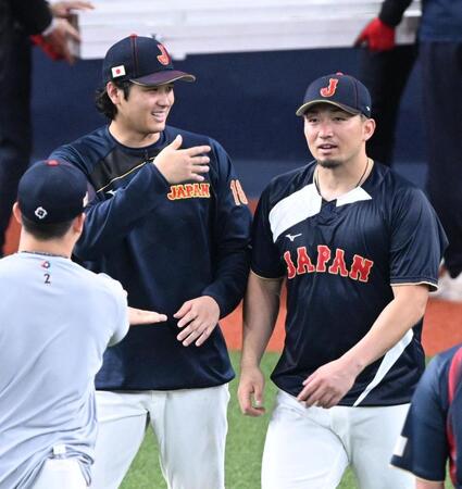 試合に勝利し、談笑する大谷（左）と鈴木（撮影・星野楽）