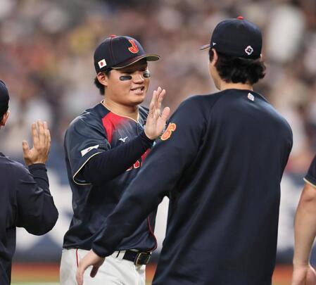 阪神に勝利し、大谷とタッチを交わす森下（撮影・田中太一）