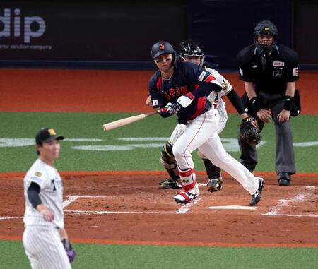 ７回、中前に２点適時打を放つ森下（投手・湯浅、捕手・嶋村）＝撮影・山口登