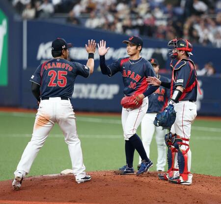 阪神に勝利し、岡本（左）らとハイタッチする根尾