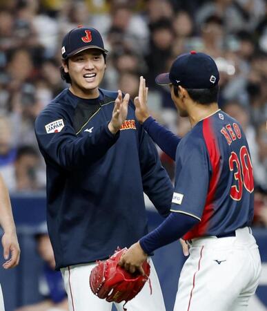　阪神に勝利し、サポートメンバー・根尾（右）を迎える大谷