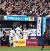 ファンの声援を受けながらベンチを出る山本＝２日