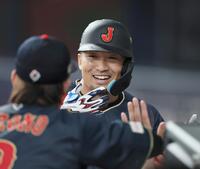 １回、ソロを放ち笑顔を見せる鈴木（撮影・田中太一）
