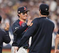 阪神に勝利し、大谷とタッチを交わす森下（撮影・田中太一）