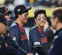 試合を終え、笑顔を見せる森下と小園（撮影・田中太一）