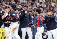 阪神に勝利し、根尾（右から２人目）らを迎える大谷（中央）