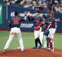 阪神に勝利し、岡本（左）らとハイタッチする根尾