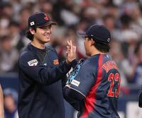 勝利後、森下（右）とタッチを交わす大谷（撮影・西田忠信）
