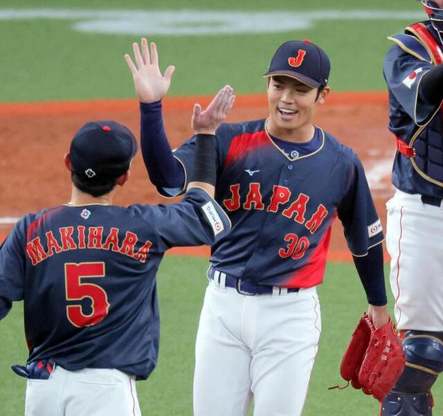 侍サポートメンバーの根尾が九回に登板