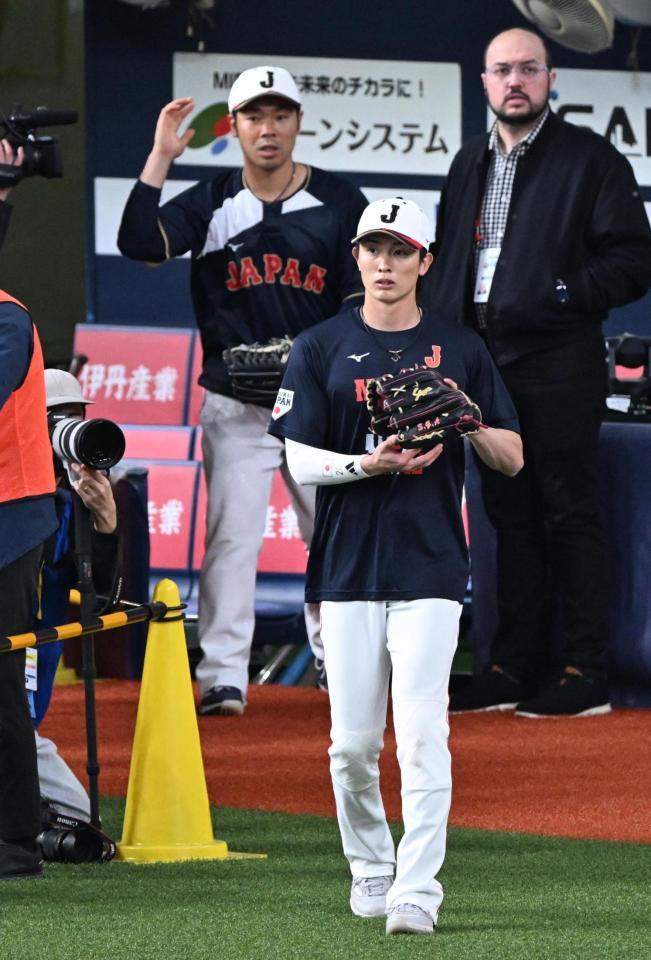 侍ジャパン 三塁ベンチ前に警察官が5人も！グラウンドレベルから目を