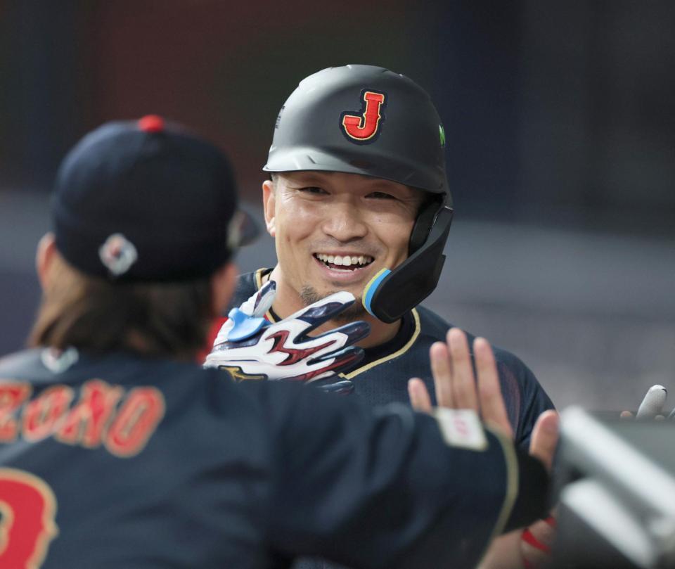 １回、ソロを放ち笑顔を見せる鈴木（撮影・田中太一）
