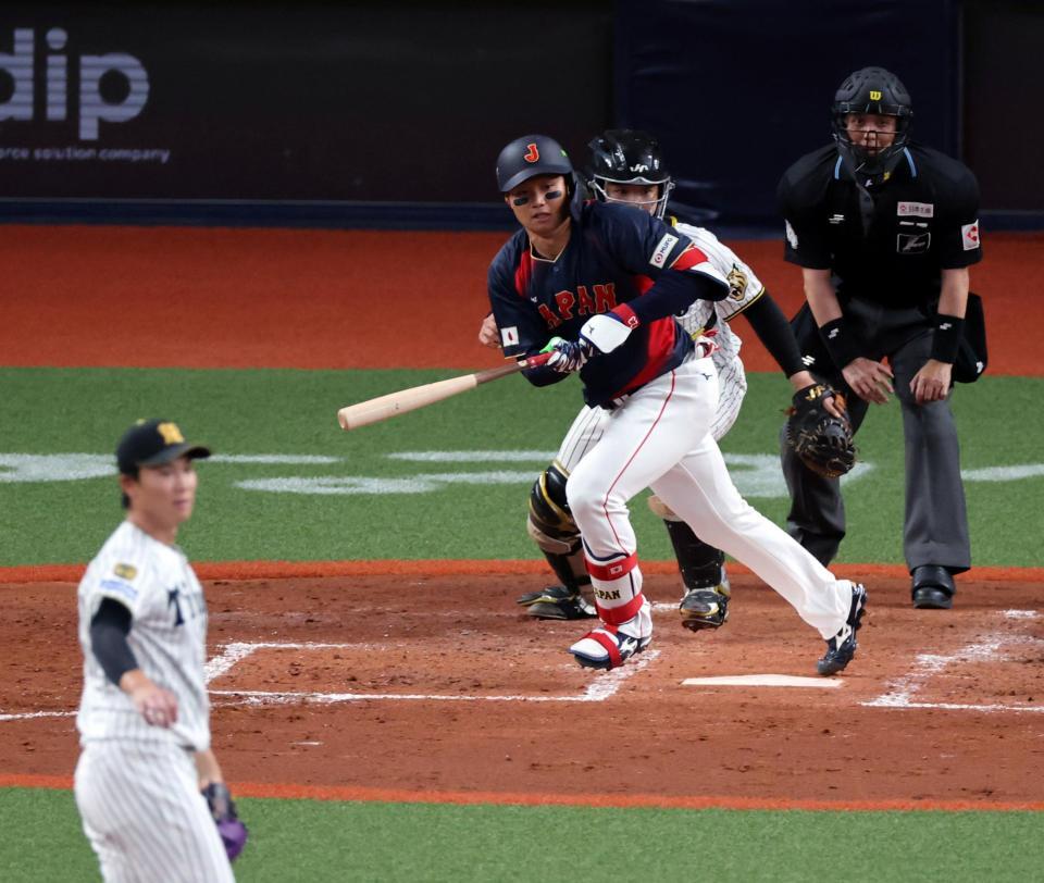 ７回、中前に２点適時打を放つ森下（投手・湯浅、捕手・嶋村）＝撮影・山口登