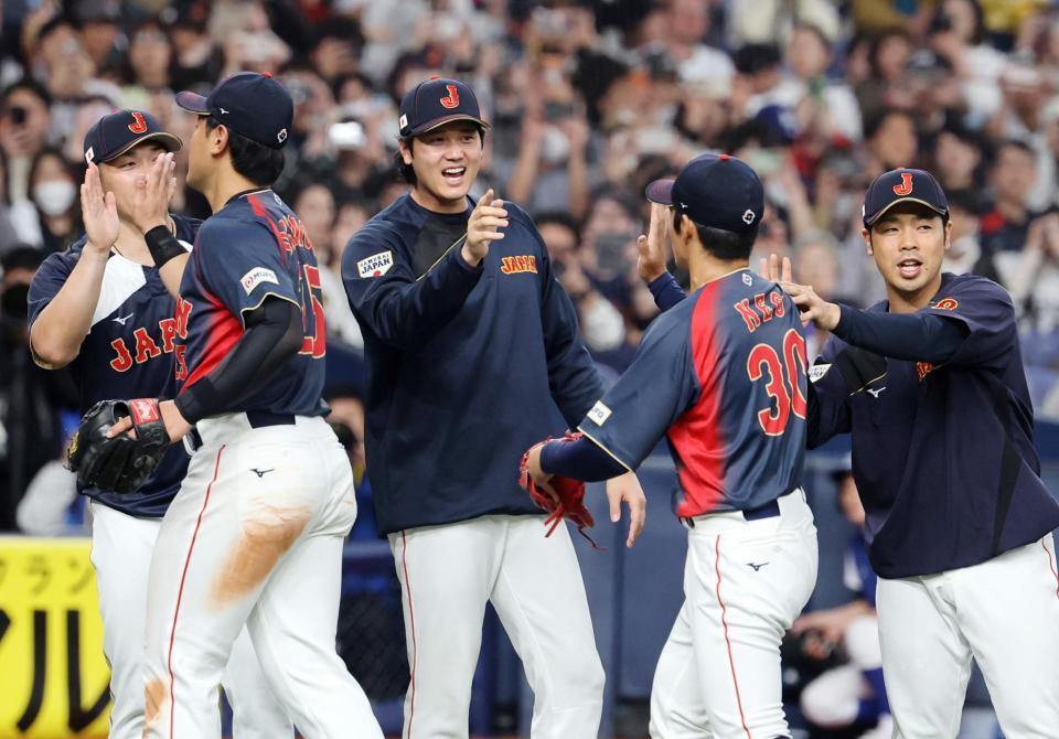 阪神に勝利し、根尾（右から２人目）らを迎える大谷（中央）