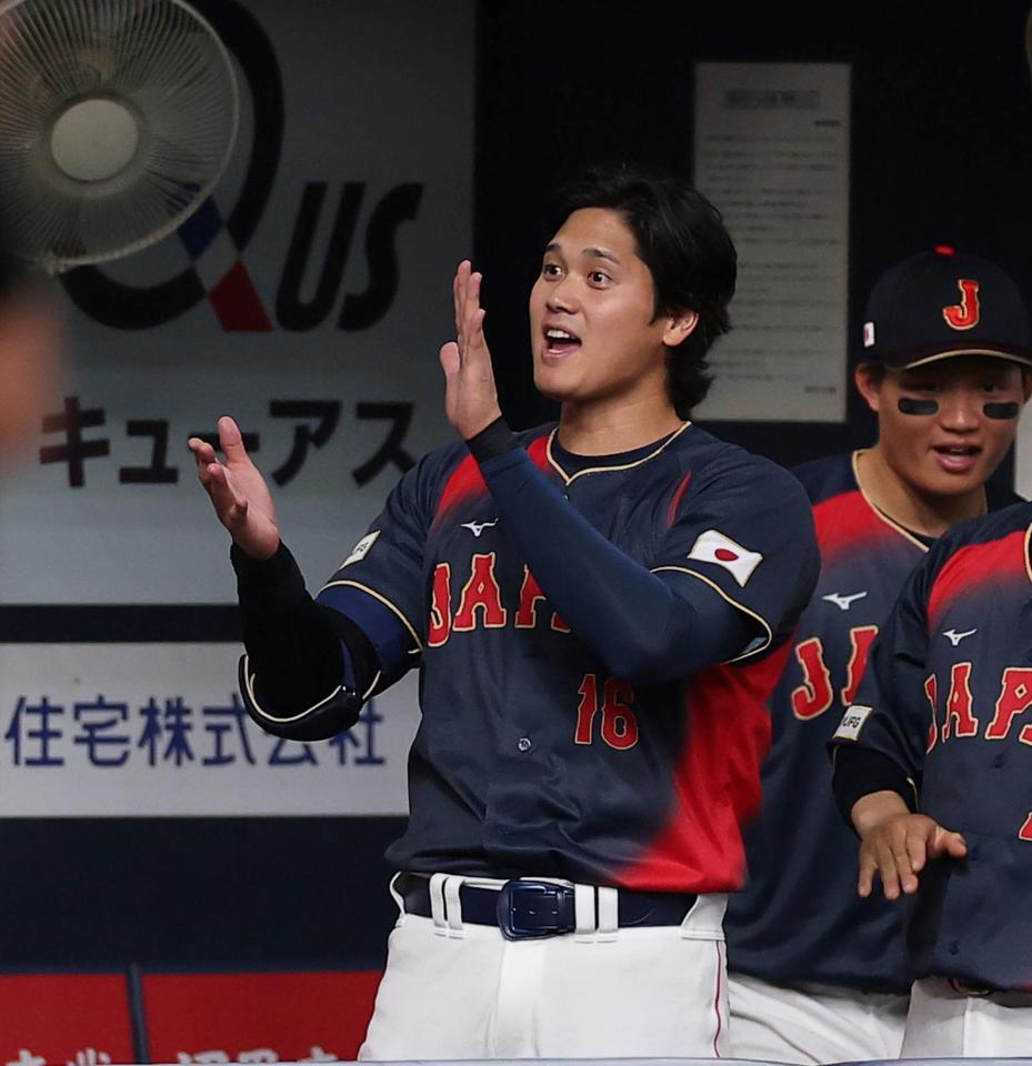 ３回、近藤の適時打を喜ぶ大谷（撮影・西田忠信）