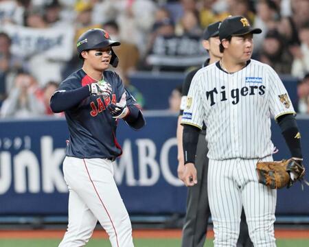 　２点適時打を放ちポーズする森下。右は大山（撮影・田中太一）