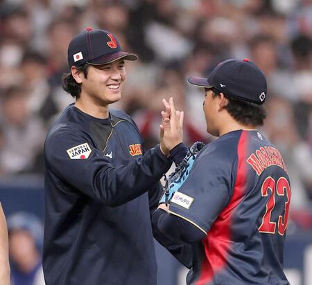 　勝利後、大谷（左）とタッチする森下（撮影・西田忠信）