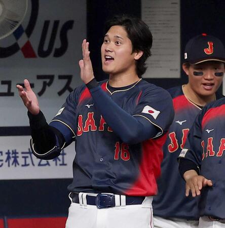 　３回、近藤の適時打を喜ぶ大谷（撮影・西田忠信）
