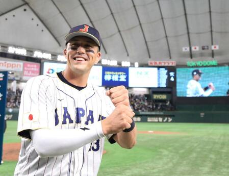 ペッパーミル・パフォーマンスを見せるラーズ・ヌートバー＝２０２３年１０月