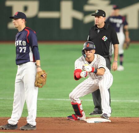 二塁上でペッパーミル・パフォーマンスを決めるラーズ・ヌートバー=２０２３年３月