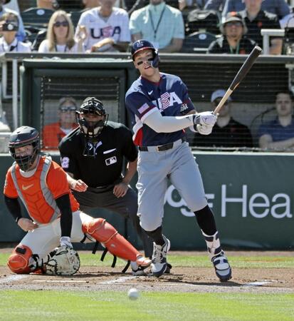 ジャイアンツ戦の１回、先制の２点打を放つ米国のジャッジ（共同）