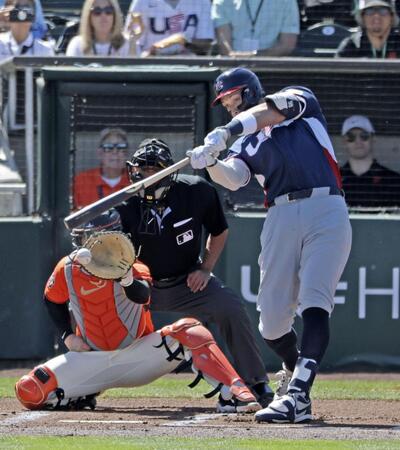 ジャイアンツ戦の１回、先制の２点打を放つ米国のジャッジ（共同）