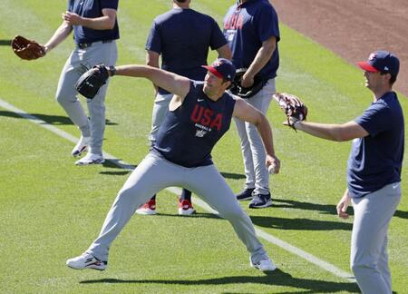 試合前にキャッチボールする米国のカーショー＝スコッツデール（共同）