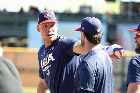 試合前にチームメートと話す米国のジャッジ（共同）