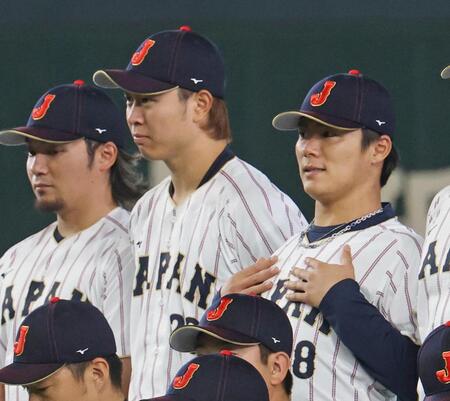 記念撮影に臨む（右から）山本、高橋宏、伊藤